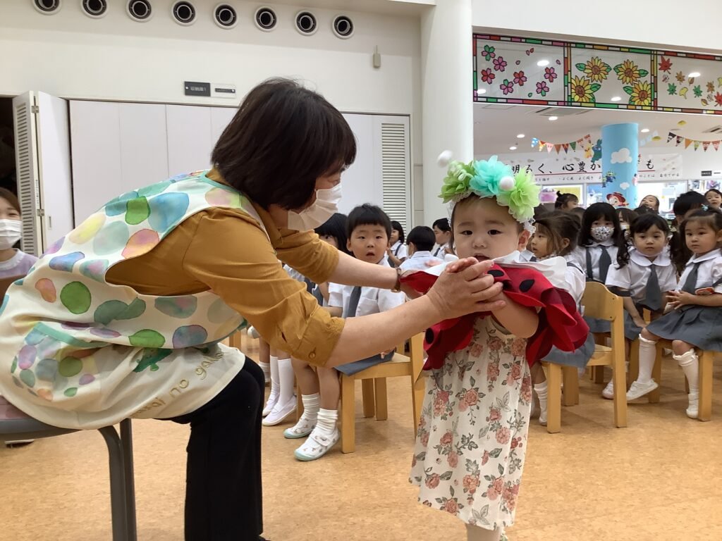 園長先生とハイタッチする園児たち