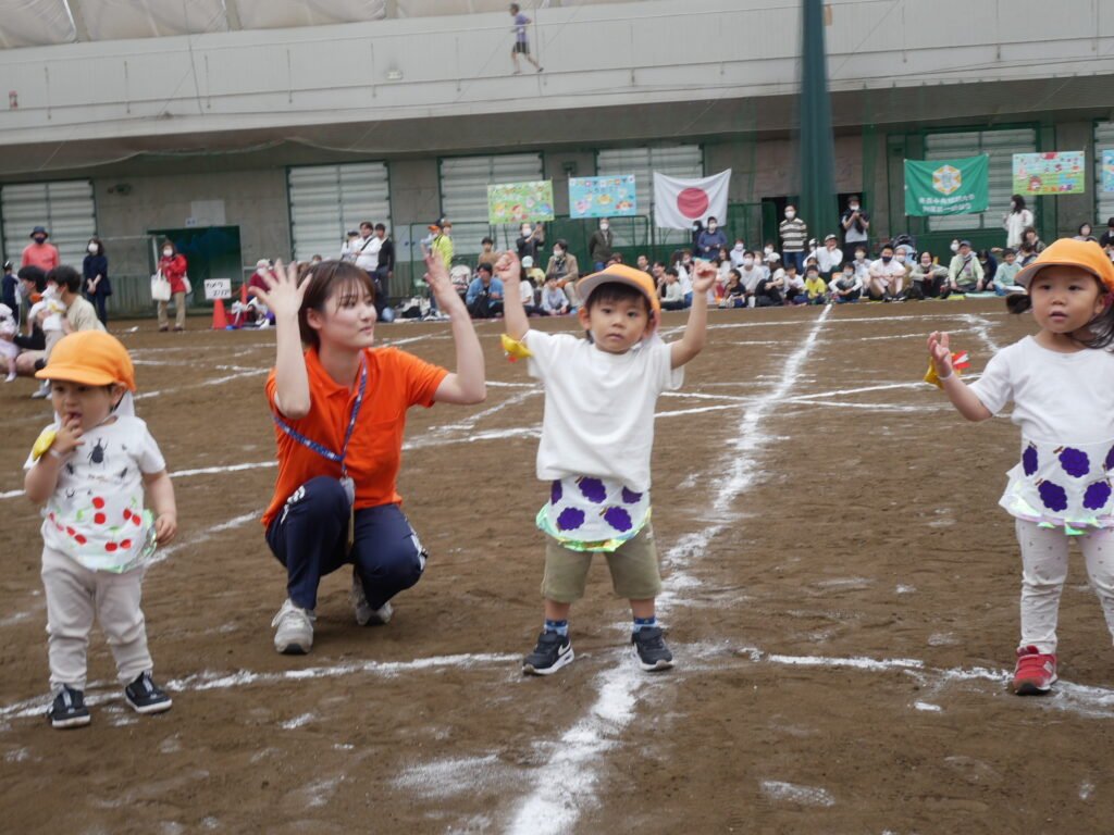 踊りを披露する園児たち