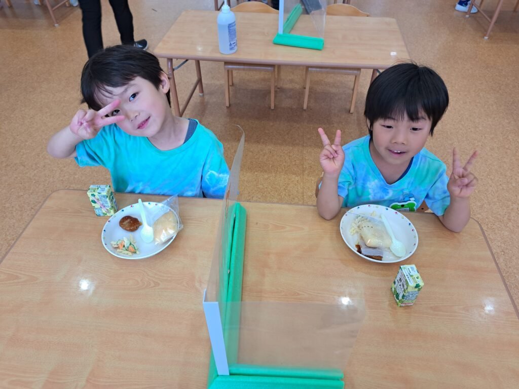 朝食を食べる園児たち