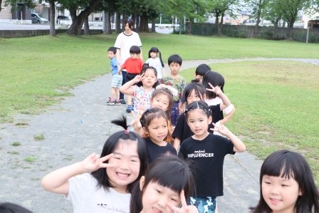 原別小学校で散歩を楽しむ園児たち