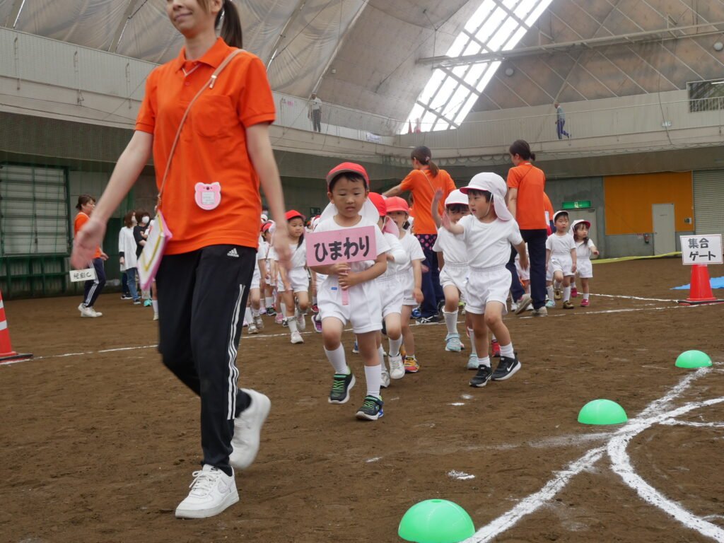 入場する園児たち