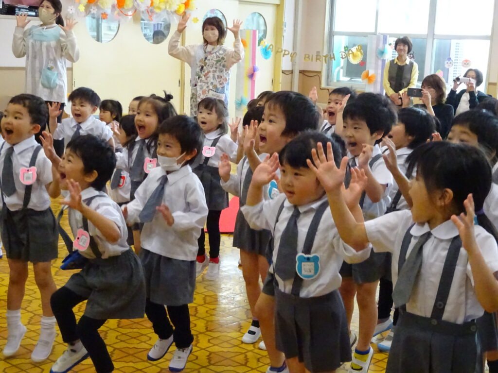 ジャンボリミッキーを踊る園児たち