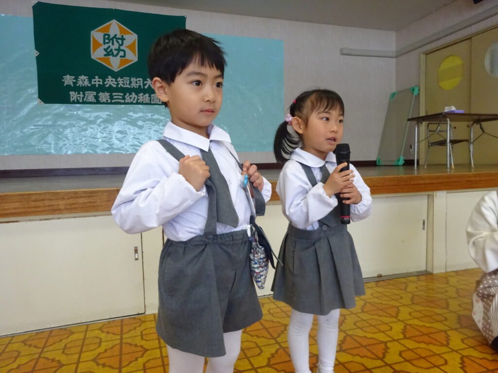 冬休みの思い出を発表する園児たち