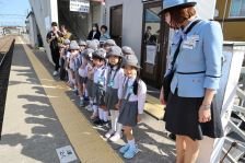 電車が来るのを待つ園児たち