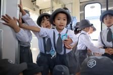 揺れる電車に興奮気味の園児たち