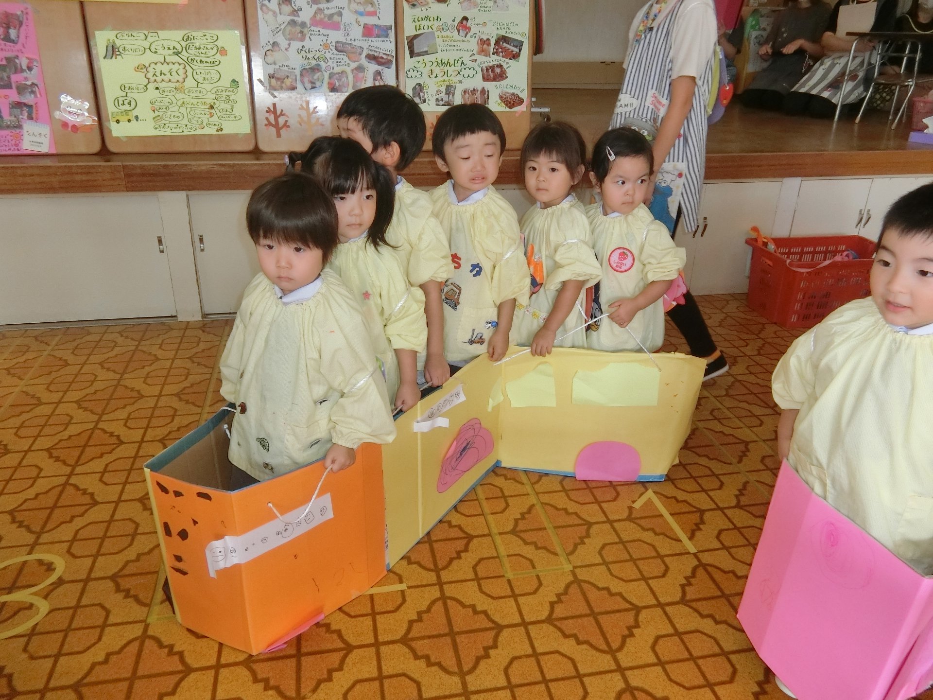 駐車場にバスを停める園児たち