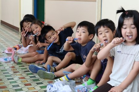 食後の歯磨きをする園児たち