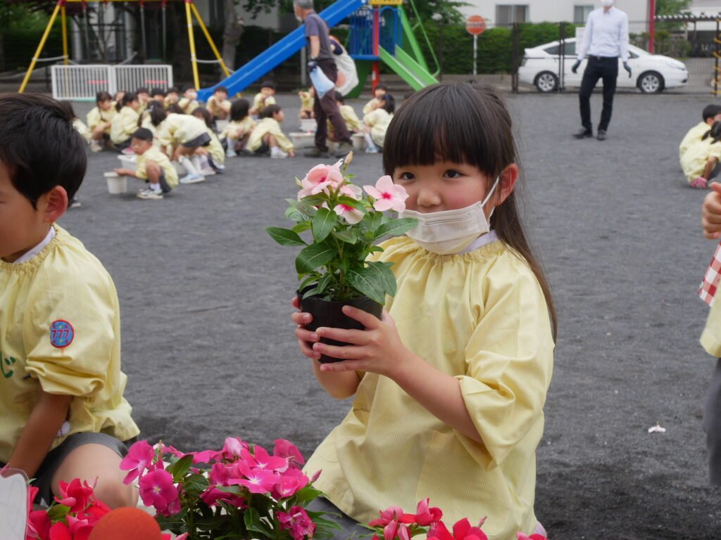 花を植える園児たち