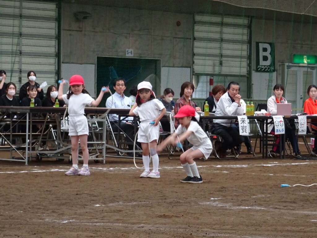 チャレンジ走に挑戦する園児たち