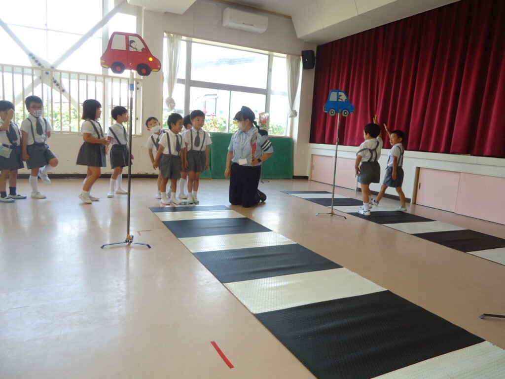 横断歩道の渡り方を学ぶ園児たち