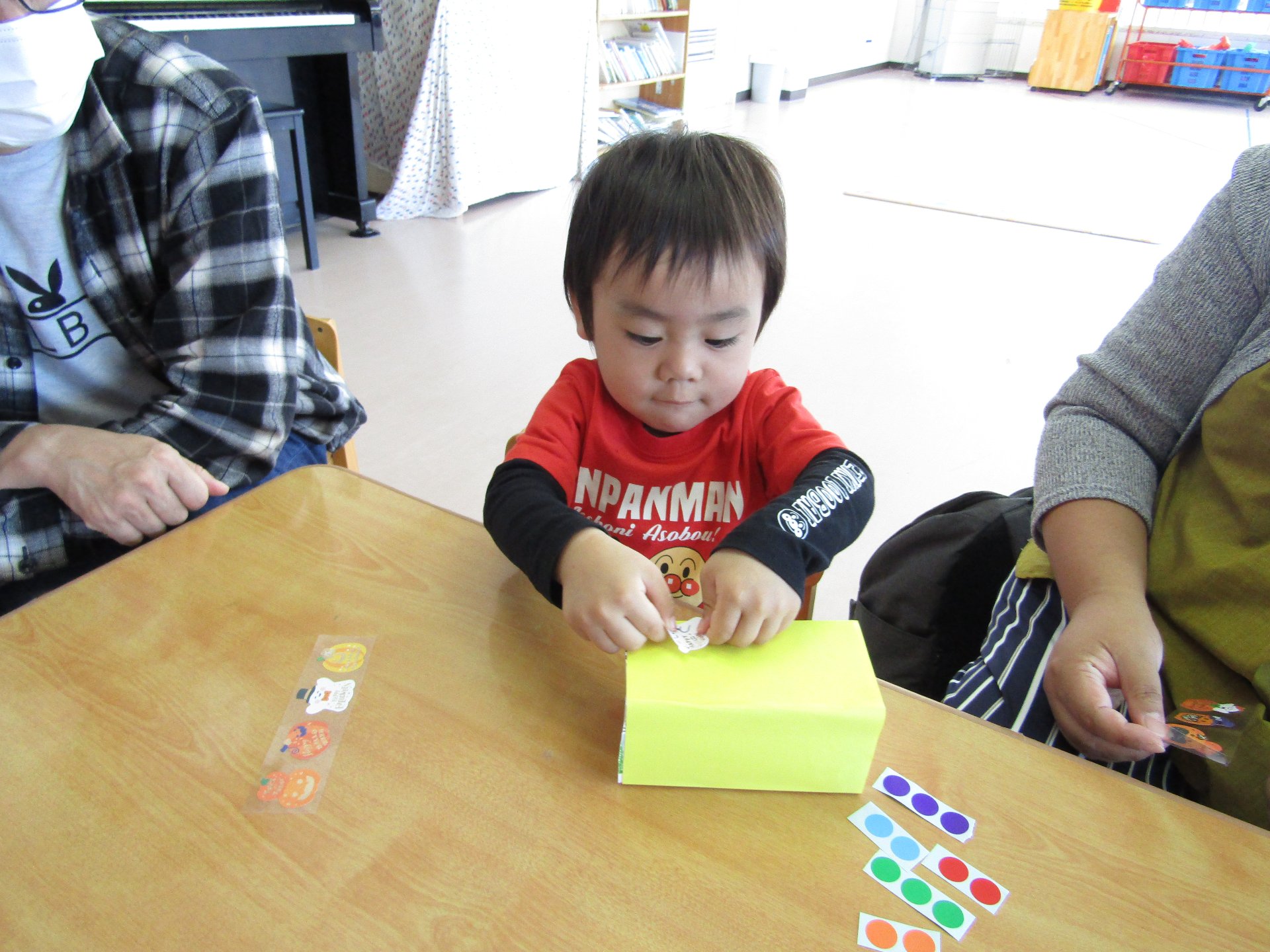 おうちの人と一緒にかばん作りをする子どもたち