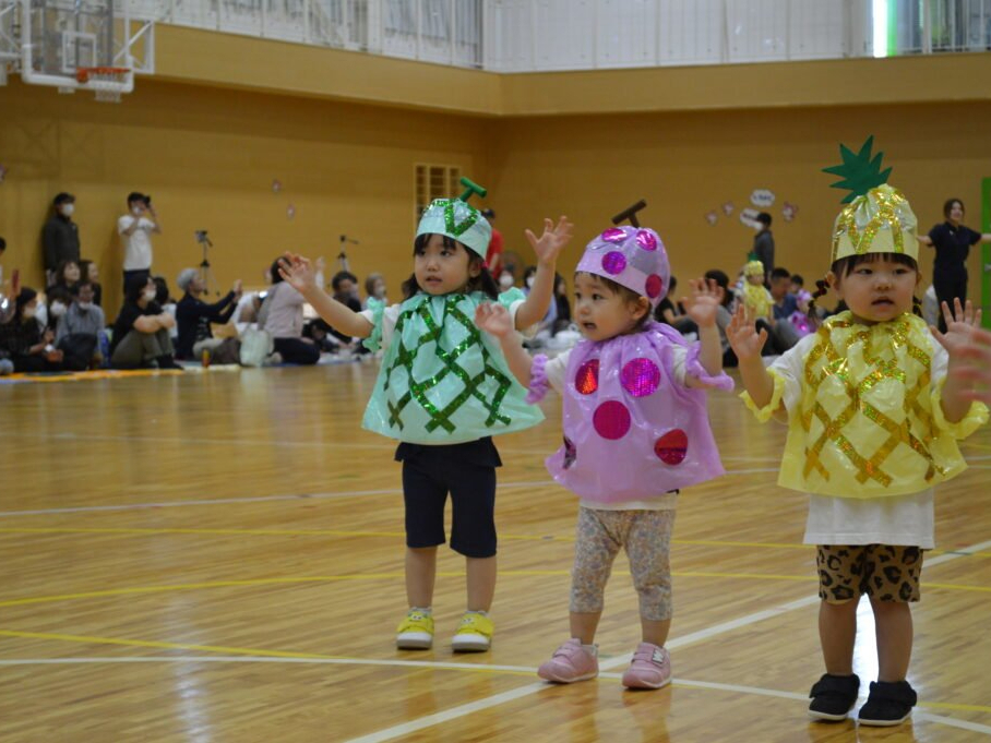 かわいい踊りを披露する園児たち