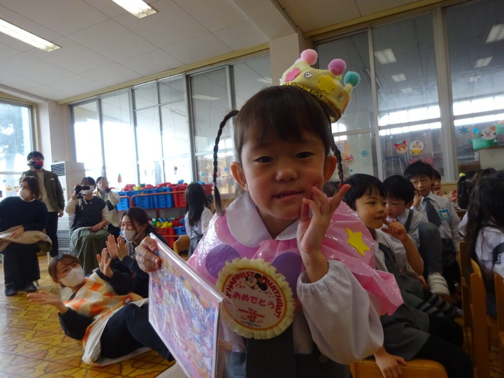 プレゼントを受け取り退場する誕生児