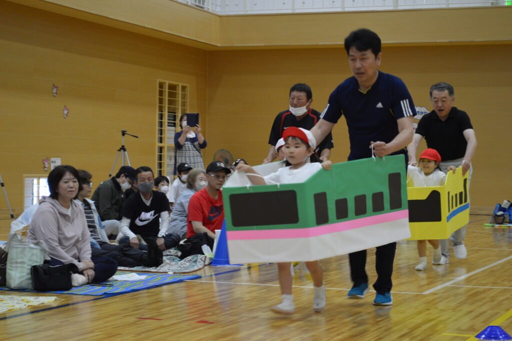 復活した祖父母競技をがんばる園児たち