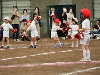 お遊戯を披露する園児たち