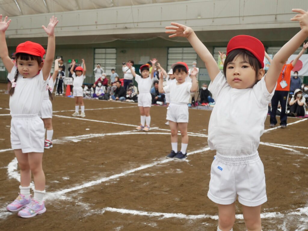 キッズ体操をする園児たち