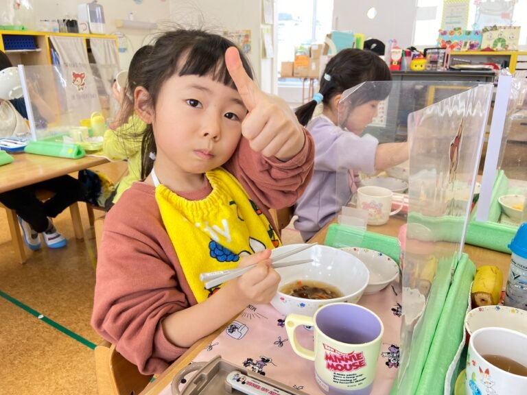 嬉しそうな顔で食べたりし、自分たちでついたお持ちの味を堪能していました