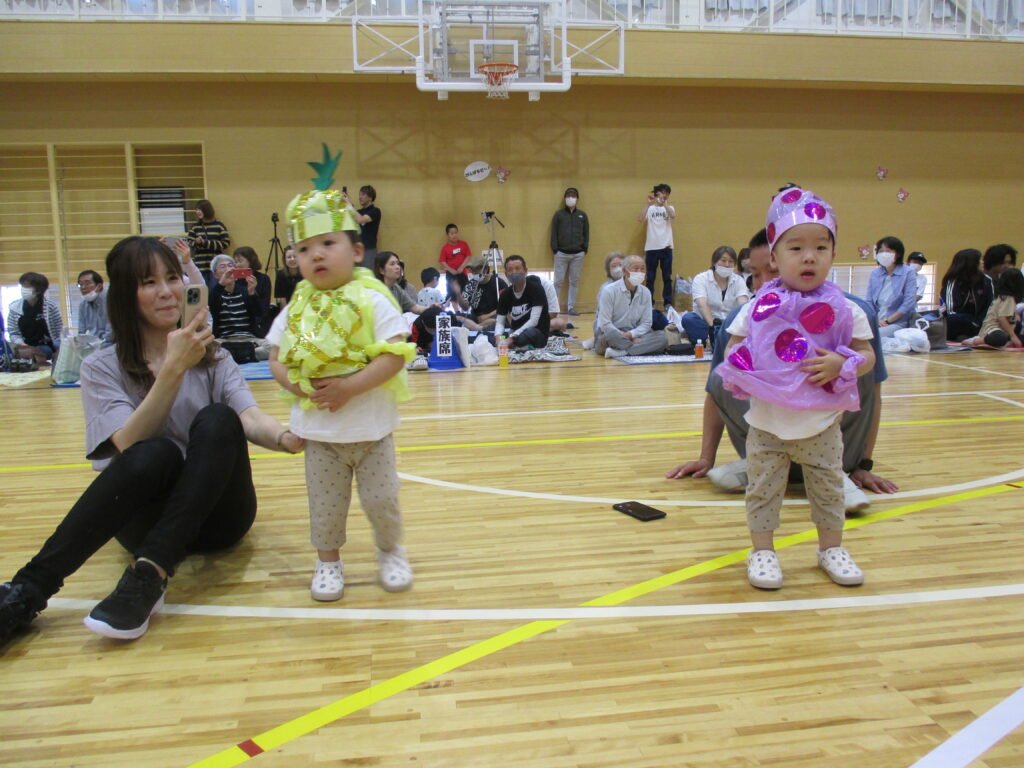 かわいい踊りを披露する園児たち