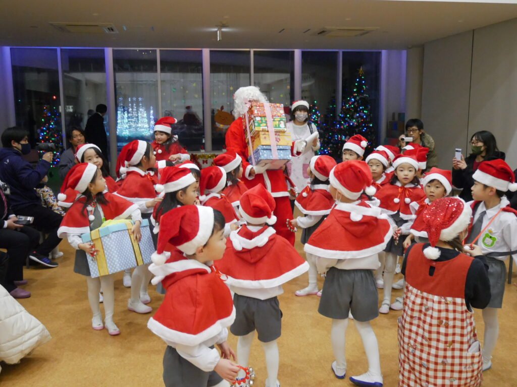 サンタさんの突然の登場に驚く子どもたち