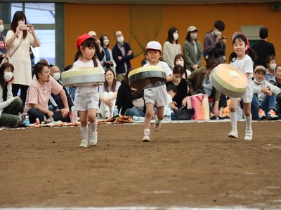 ゴール目指して走る園児たち