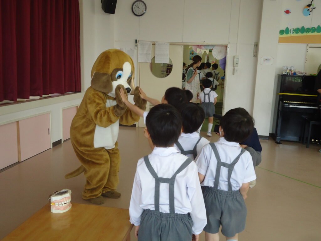 ルーちゃんとハイタッチしてお別れする園児たち