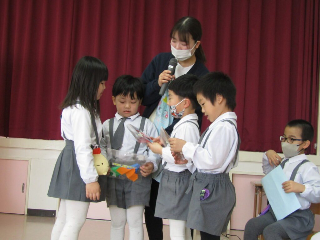 お友だちからプレゼントを受け取る誕生児