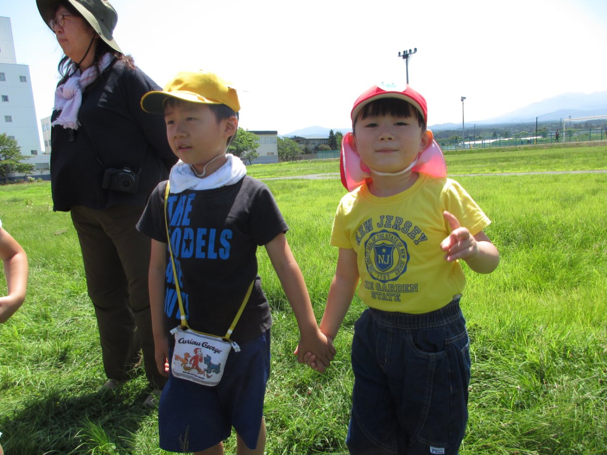 幼保小連携架け橋プログラム～横内小学校1年生とビオトープで交流～