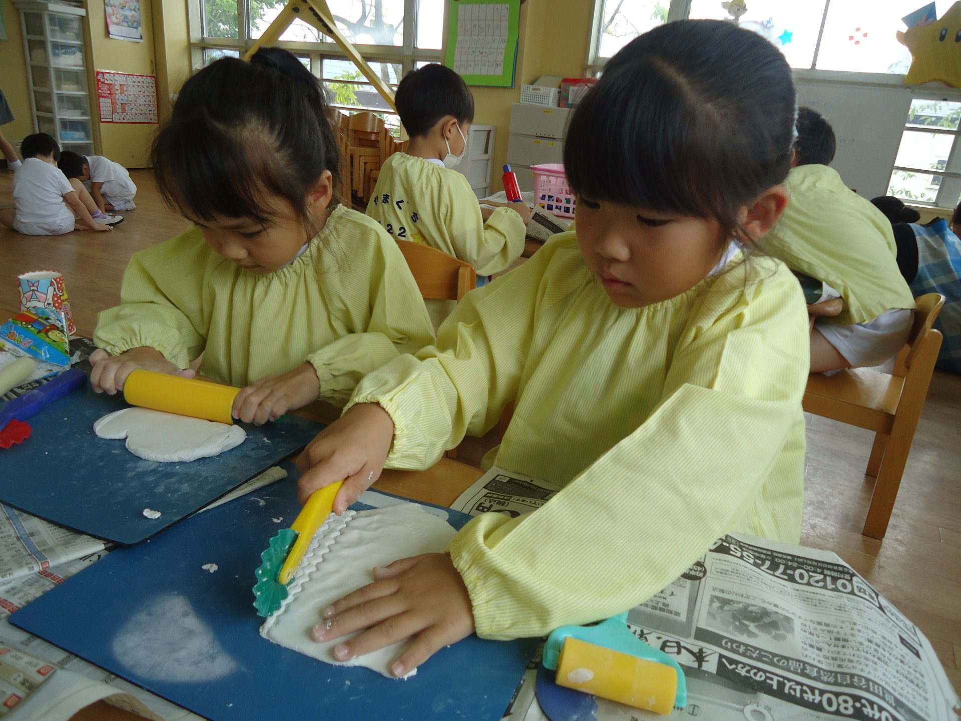 役割を決め、土器作りをする園児たち