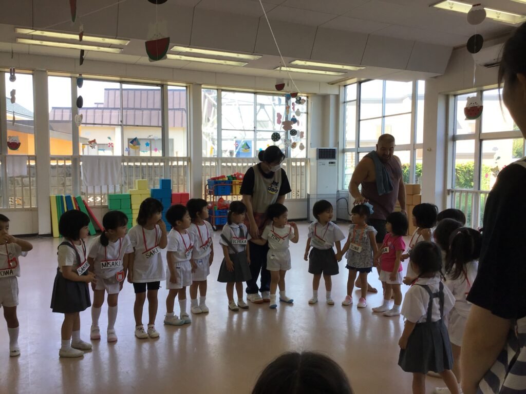 アンジェロ先生と交流する子どもたち