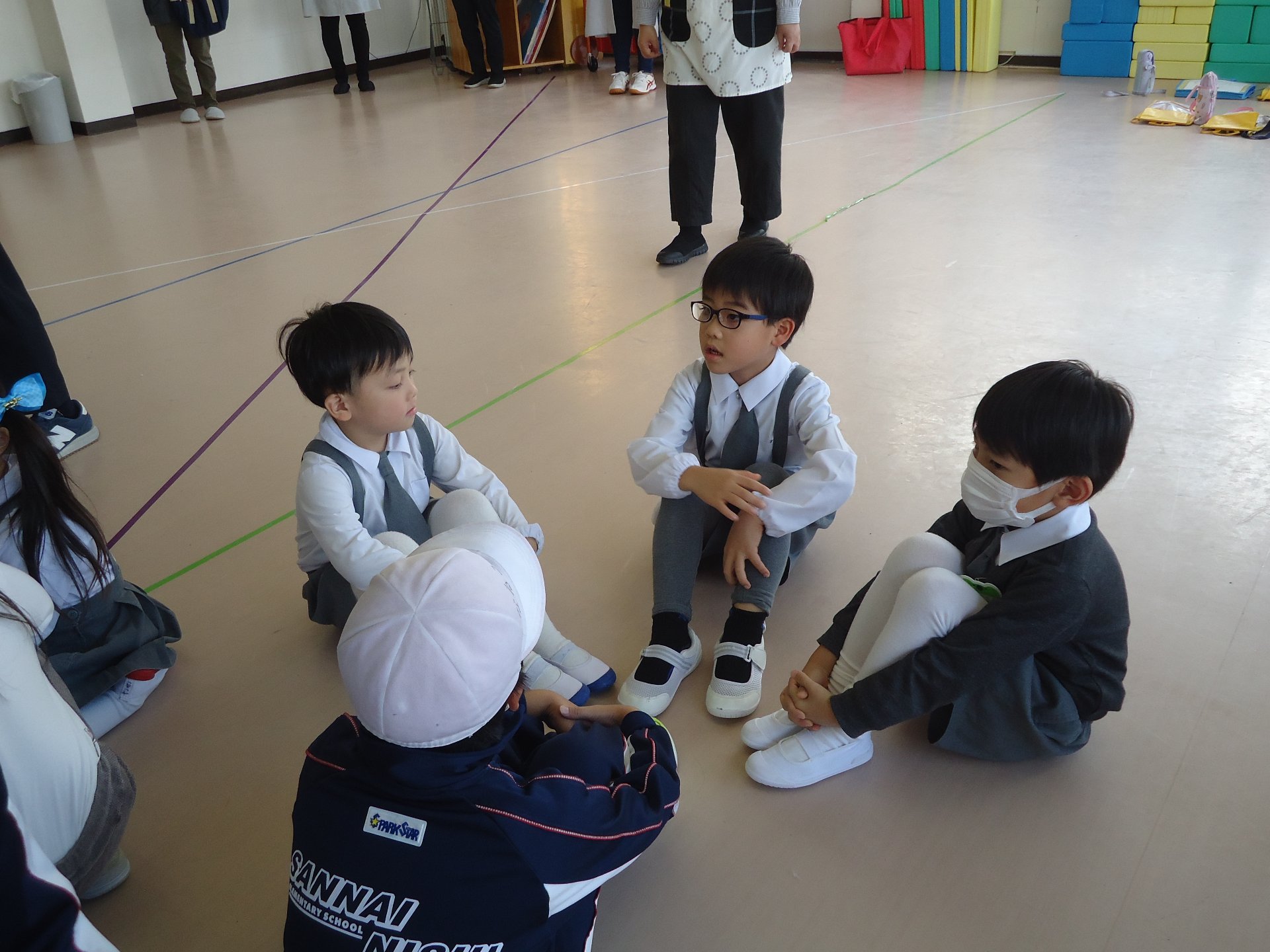 小学生のお兄さん・お姉さんと交流を深める園児たち