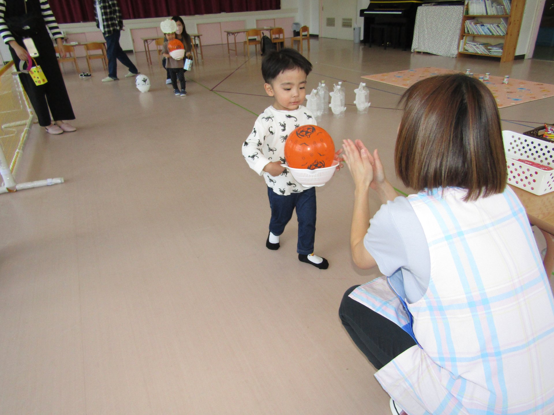 ゲームに挑戦する子どもたち