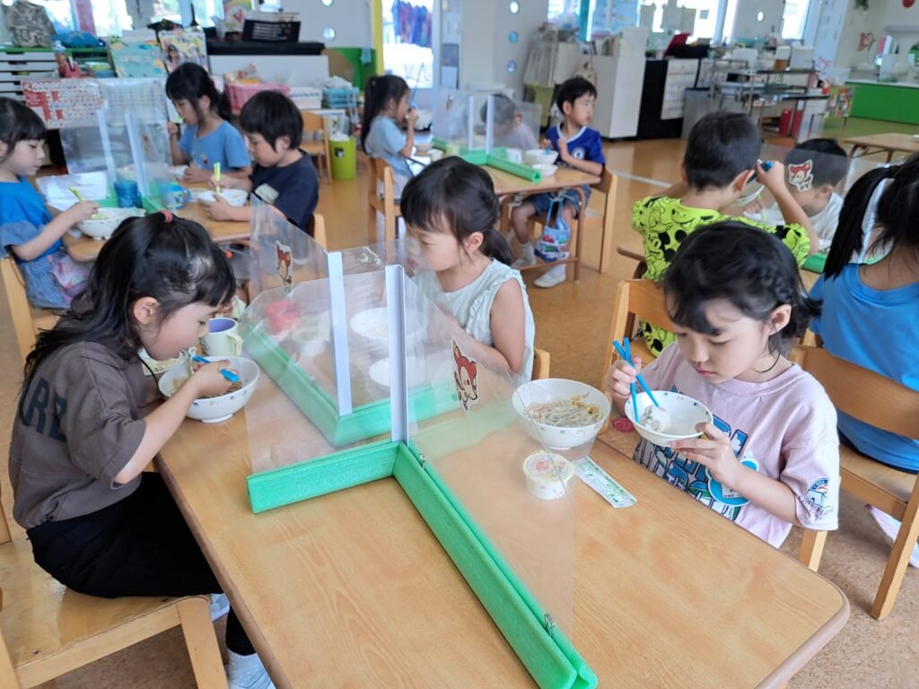 園に戻り昼食を食べる園児たち