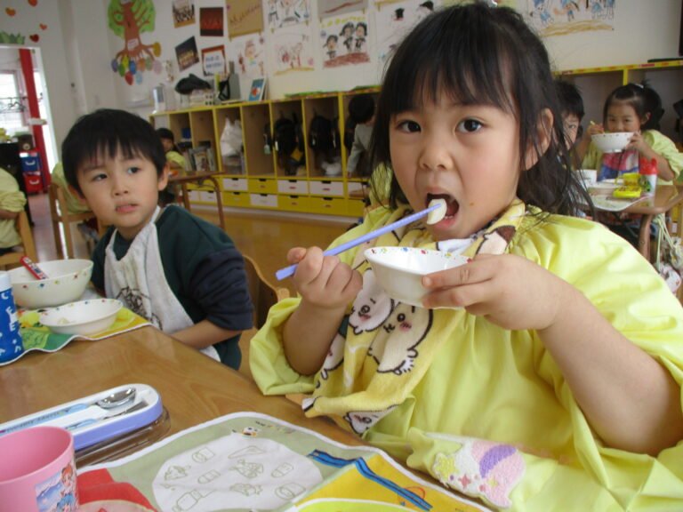 自分たちで作ったお餅を食べる子どもたち