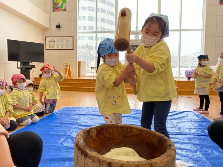 お餅つきをするのは初めての子がほとんどで、「くっついちゃうー！」「なんか重たいなあ…。」など、楽しみながらついていました。