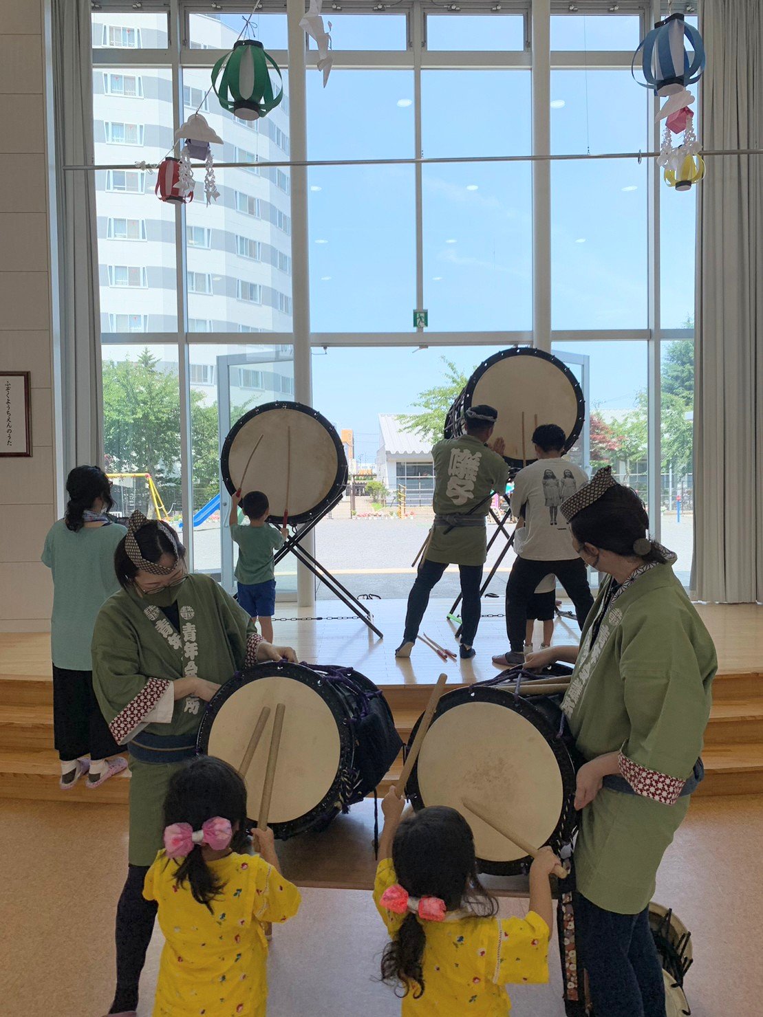 太鼓のお囃子体験をする園児たち