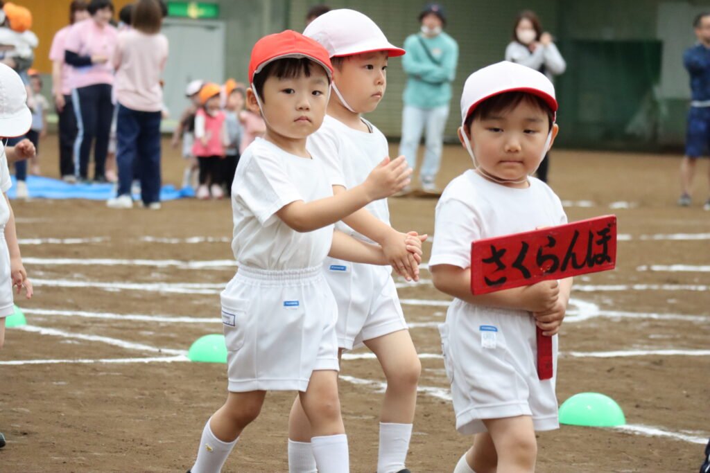 入場行進をする園児たち