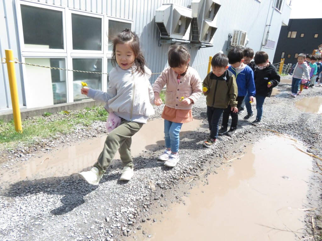 花を探しに散歩に出かける園児たち