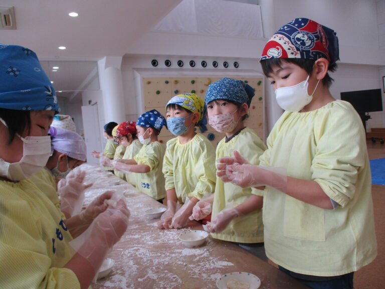 好きな大きさにお餅をちぎって丸める子どもたち