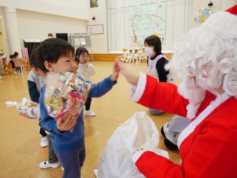 最後にみんなで「ジングルベル」を歌い、参加してくれたお友達もクリスマスプレゼントをもらいました！