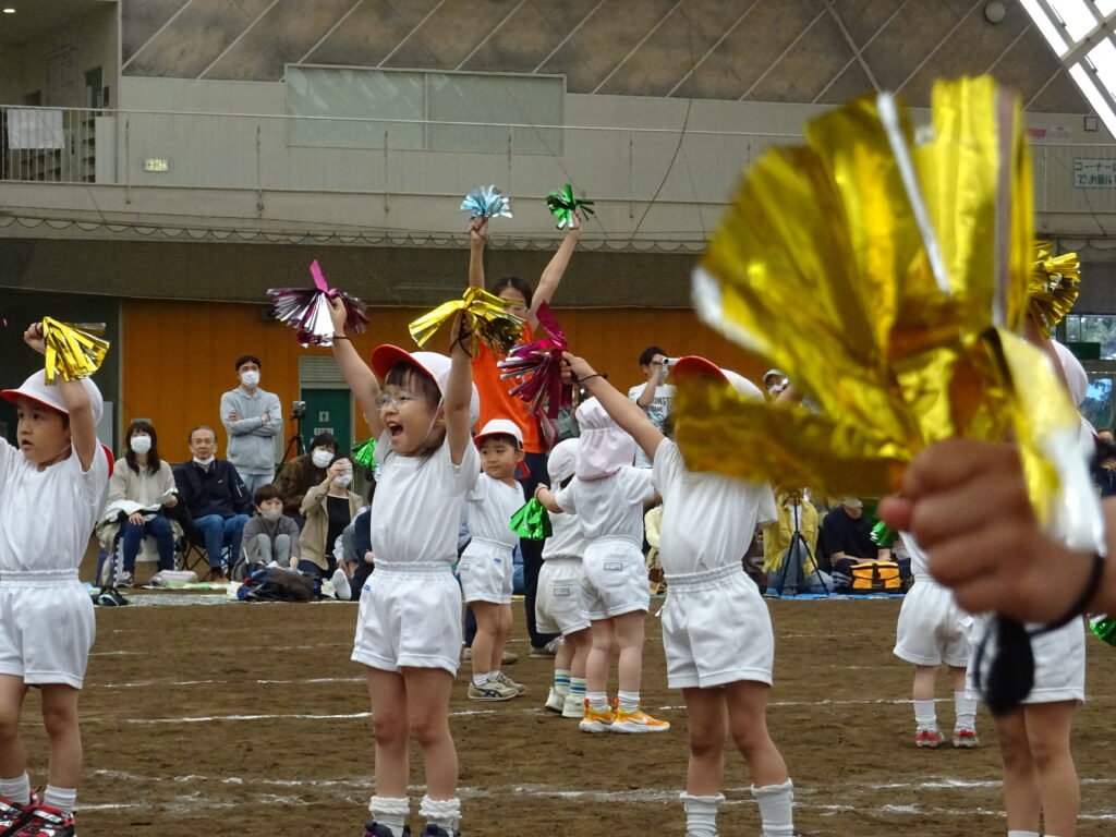 お遊戯を披露する園児たち