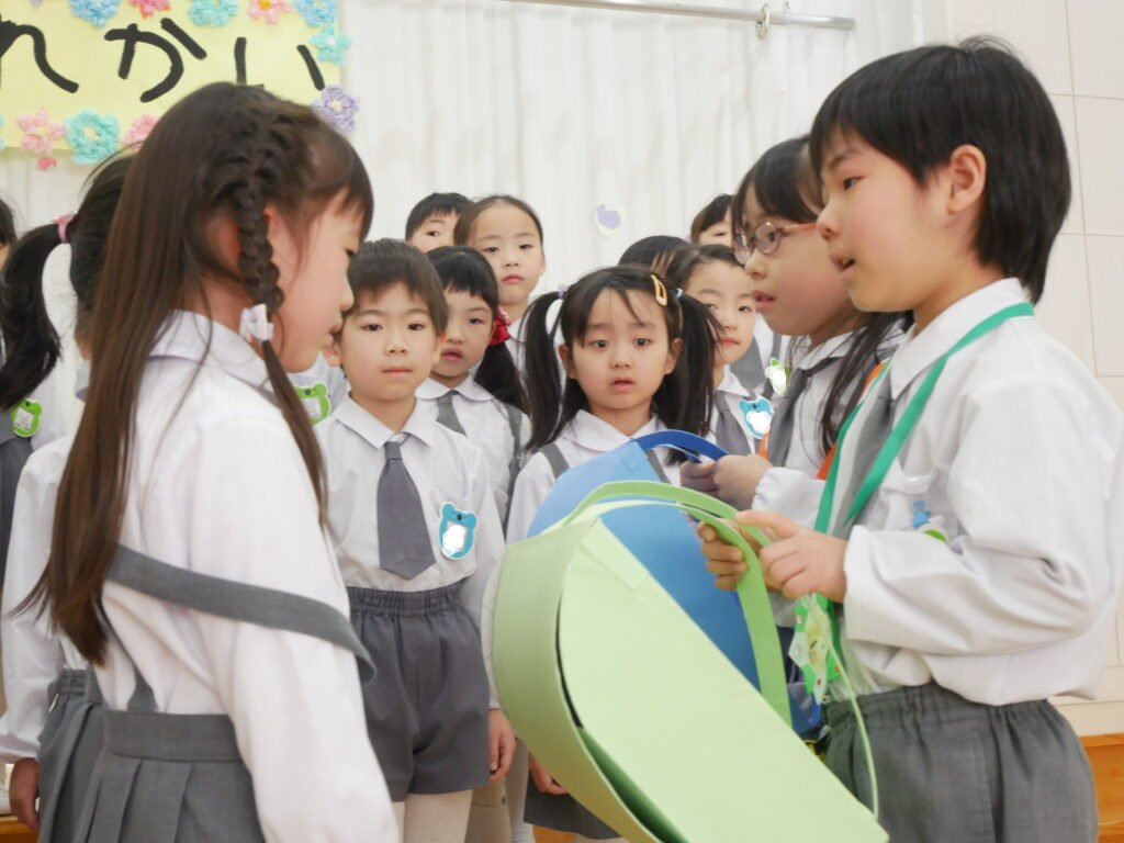 在園児からプレゼントを受け取る年長さんたち