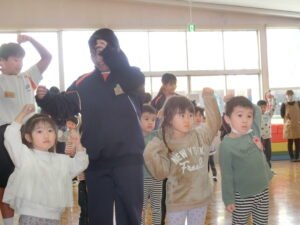 ねぶたや青森県の形を表現した振り付けもあり、子どもたちもノリノリです