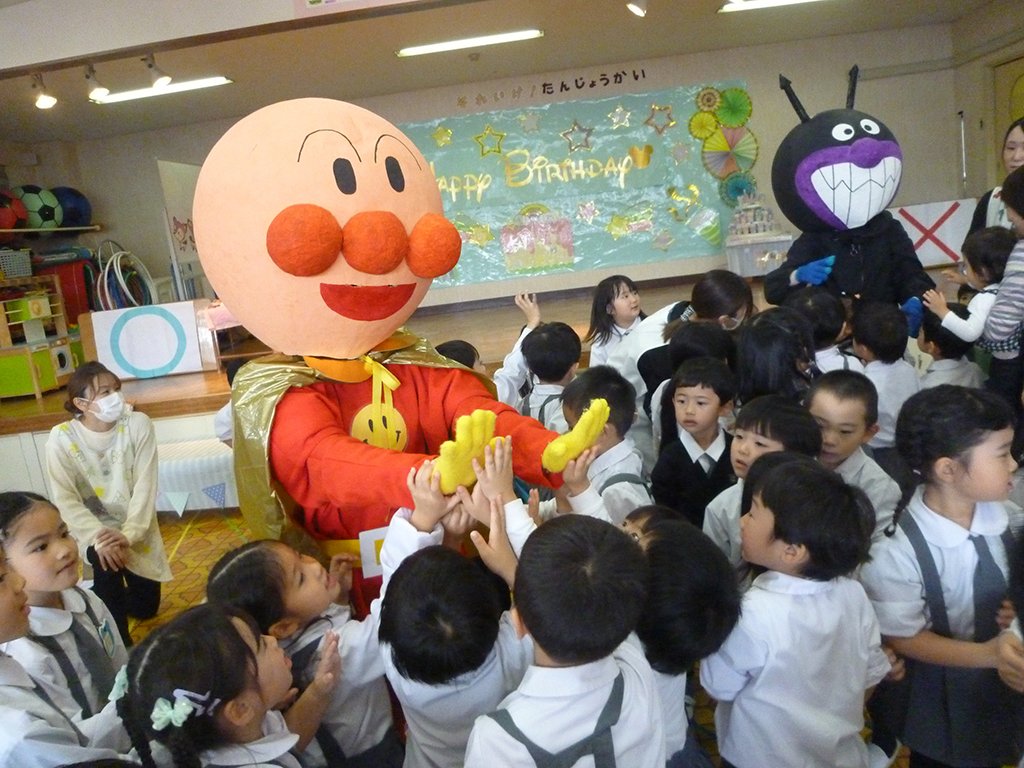 アンパンマン・ばいきんまんとハイタッチでお別れする子どもたち