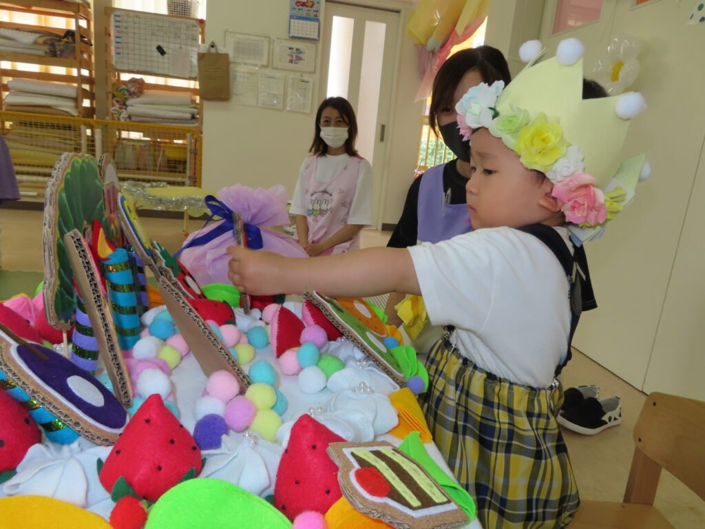 ケーキ作りをする誕生児