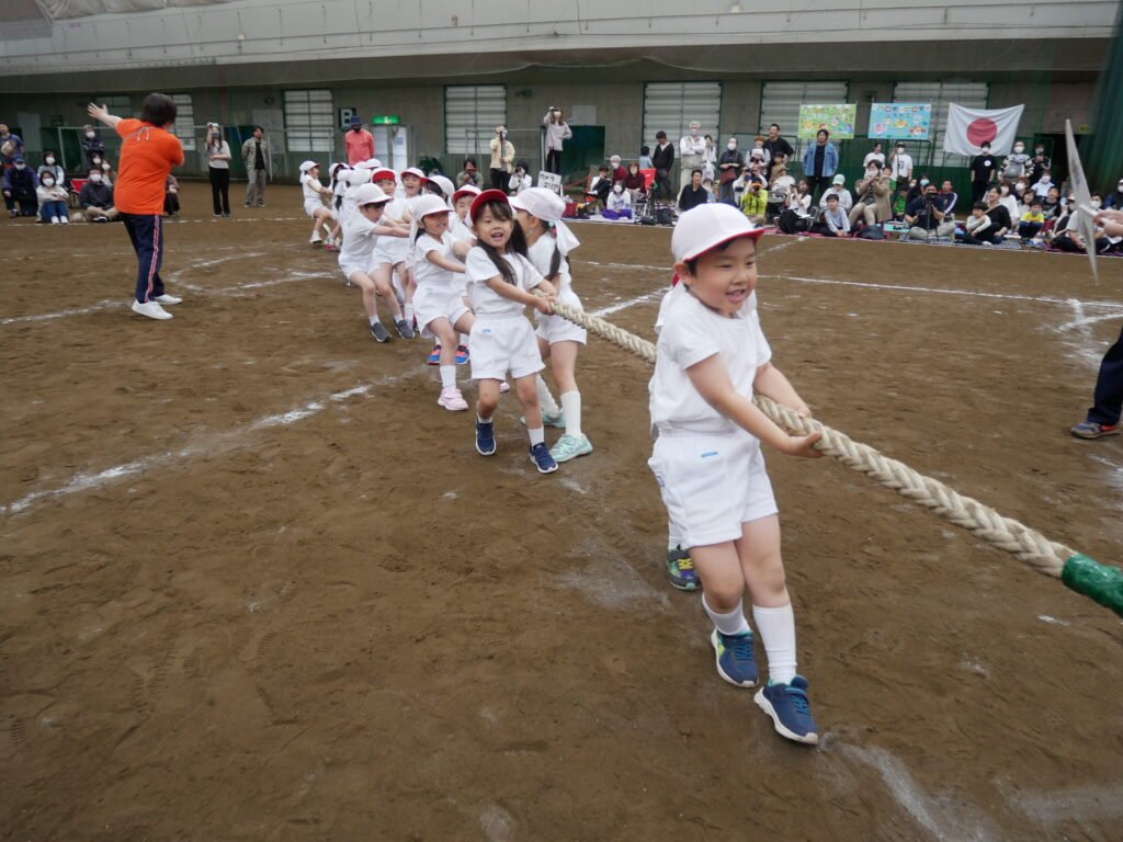 綱引きをする園児たち