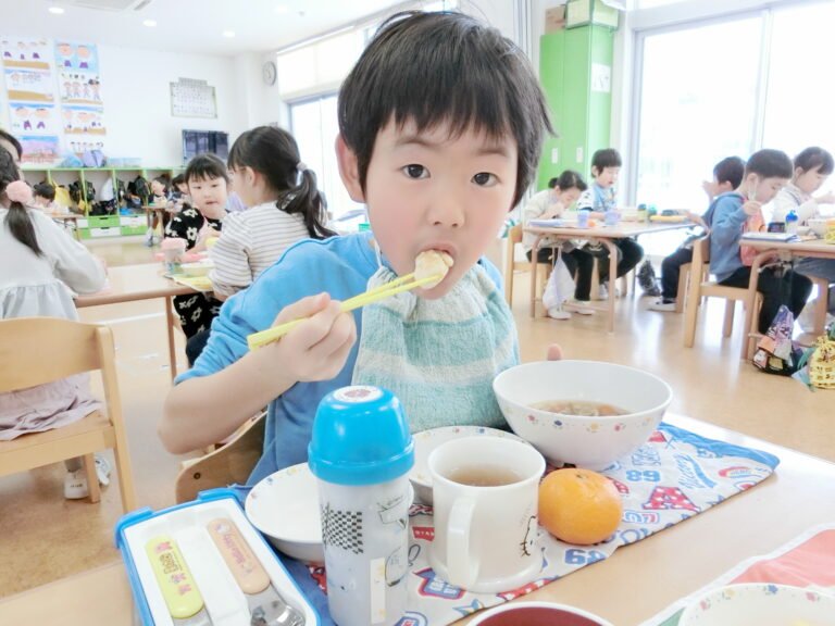 自分たちで作ったお餅を食べる子どもたち