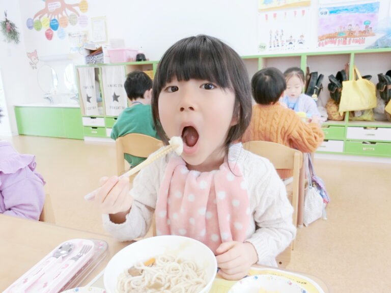 自分たちで作ったお餅を食べる子どもたち