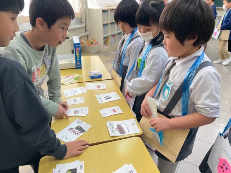 緊張した面持ちでお兄さん・お姉さんから買い物をする子どもたち