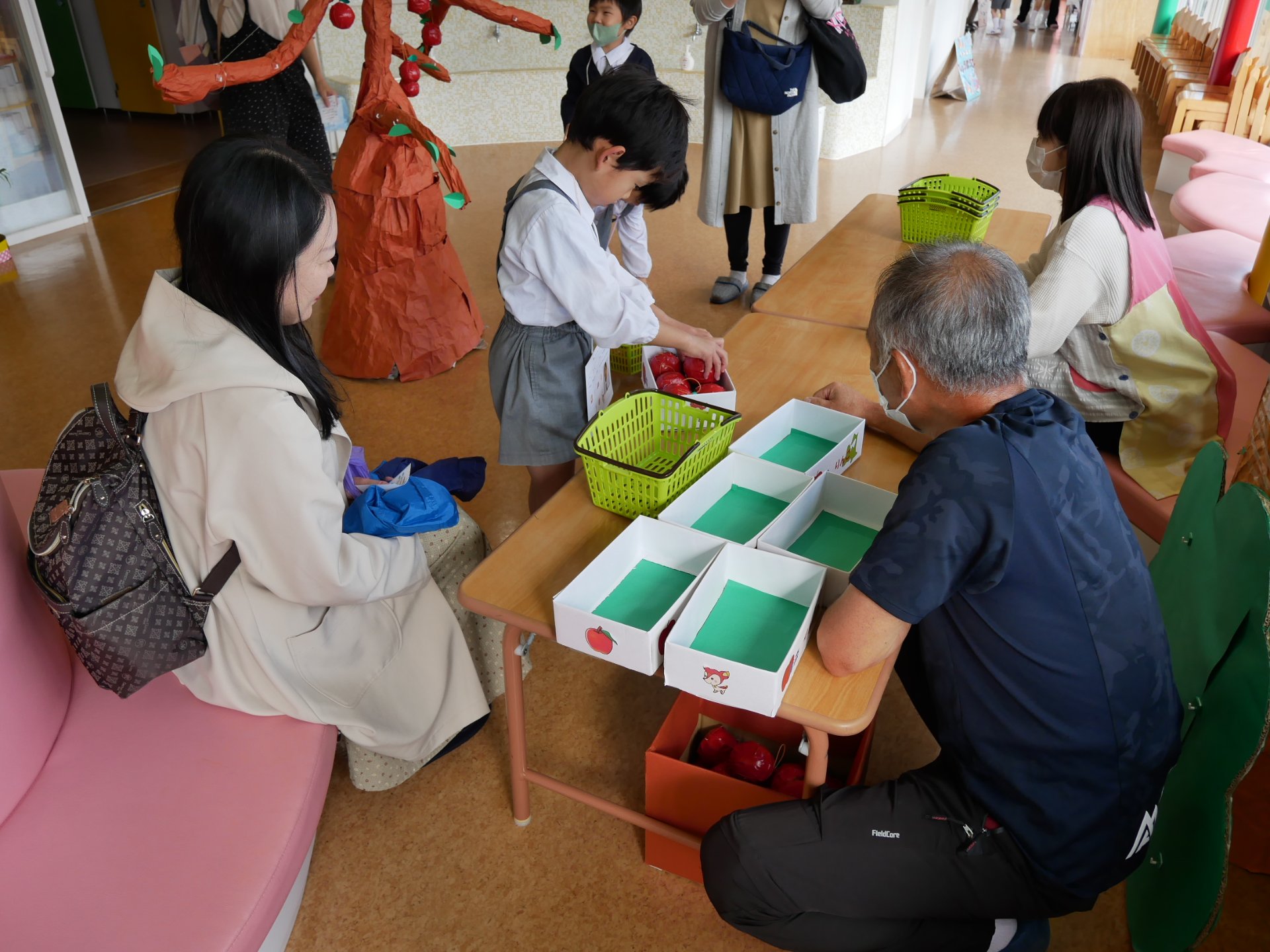 りんご農家体験をする園児たち