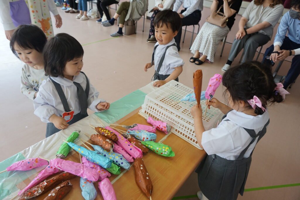 屋台ごっこを楽しむ園児たち